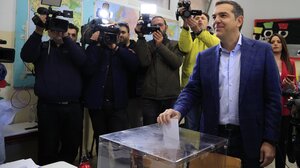 Εκλογές στον ΣΥΡΙΖΑ: Η ψήφος του Αλέξη Τσίπρα και το μπουκάλι με το τσίπουρο