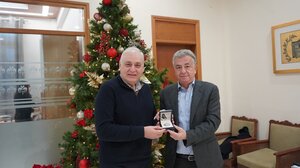 Το δώρο του Δημάρχου Βιάννου στον Περιφερειάρχη Κρήτης