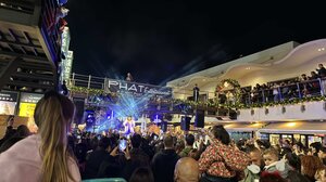 Πλήθος κόσμου στο Talos Plaza για την φωταγώγηση του Χριστουγεννιάτικου δέντρου