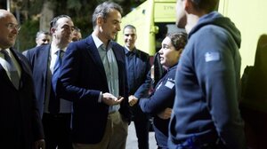 Στο Συντονιστικό Κέντρο Επιχειρήσεων του ΕΚΑΒ ο Πρωθυπουργός