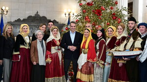 Τα κάλαντα στον πρωθυπουργό Κ. Μητσοτάκη από το Λύκειο Ελληνίδων