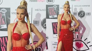 Madwalk 2024 - Χρυσάνθη Μαρκογιαννάκη: Η Κρητικιά σχεδιάστρια που μεταμόρφωσε την Καρνέζη σε Τζέσικα Ράμπιτ