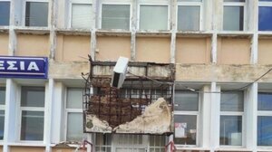 Ρόδος: Κατέρρευσε το μπαλκόνι στο κτίριο του ΟΑΕΔ