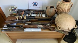 Από αρχαία μέχρι κυνηγετικά όπλα και μαχαίρια "έβγαλε" η έφοδος της ΕΛ.ΑΣ