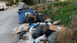 Σωρός τα σκουπίδια δίπλα στους κάδους