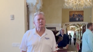 Ντόναλντ Τραμπ: Με νέο στυλ στα μαλλιά μετά από αγώνα γκολφ 