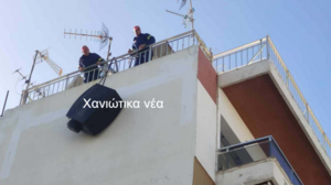 Χανιά: Ο αέρας… ξήλωσε ντεπόζιτο από πολυκατοικία