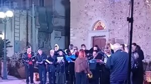 Ένα ιδιαίτερο δέντρο από... πυθάρια στο Θραψανό!