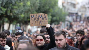 Δεν θα κάνω πίσω και δεν θα ξεχάσω: Η συγκινητική στιγμή στο Ηράκλειο, με το τραγούδι του Φοίβου Δεληβοριά