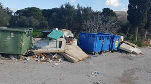 «Πήραν τα σκουπίδια από τους κάδους, αλλά η εικόνα που άφησαν πίσω τους είναι τραγελαφική»