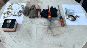 Τους έπιασαν "στα πράσα": Είχαν μπει σε διαμέρισμα κι έκλεβαν χρυσαφικά