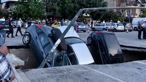 Ο χρόνος «πάγωσε» στην Καλλιθέα: Η τρύπα που «κατάπιε» αυτοκίνητα το 2018, υπάρχει ακόμα...