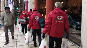 Θεσσαλονίκη: Περιπολίες του Ερυθρού Σταυρού για την υποστήριξη των αστέγων