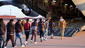 Τραμπ: Αλυσοδεμένους διώχνει τους μετανάστες με στρατιωτικό αεροσκάφος!