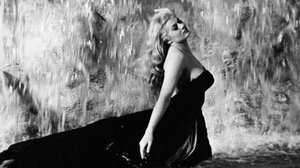 Ανίτα Έκμπεργκ: Ο θρύλος που γεννήθηκε στα παγωμένα νερά της Φοντάνα ντι Τρέβι