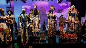 Η ιταλική τέχνη συναντά την υψηλή ραπτική στην έκθεση του οίκου Dolce & Gabbana στο Παρίσι