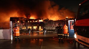 Κορωπί: Μεγάλη φωτιά σε εργοστάσιο της Καραμολέγκος - Η ανακοίνωση της εταιρίας