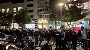 Κακοποίηση τρίχρονου: Το εξαγριωμένο πλήθος έσπασε την πόρτα του Δικαστικού Μεγάρου! Φωτογραφίες