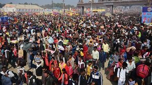 Ινδία: Kόσμος ποδοπατήθηκε εν μέσω του ινδουιστικού προσκυνήματος "Κουμπ Μελά" - Τουλάχιστον 15 νεκροί 