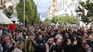 Τέμπη: Πάνω από 9.000 άτομα στους δρόμους της Κρήτης - Τραγούδια και δάκρυα στο Ηράκλειο - Βίντεο