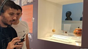 «Αυτό που μας ενώνει»: Μαθητής ξεναγεί φοιτητή με αναπηρία όρασης στο Μουσείο Καζαντζάκη! video