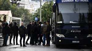 Κύκλωμα με επίορκους: «Τα χρήματα που βρέθηκαν στο σπίτι της αστυνομικού δεν ανήκουν στην ίδια»