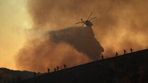 Πυρκαγιές στο Λος Άντζελες: Οι άνεμοι εξασθενούν, οι επικρίσεις εντείνονται
