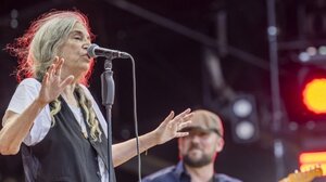 Η Πάτι Σμιθ καθησυχάζει τους θαυμαστές της μετά την πτώση της πάνω στη σκηνή