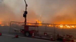 Πύρινος εφιάλτης στο Λος Άντζελες: Στάχτη ολόκληρες γειτονιές, λένε αυτόπτες μάρτυρες