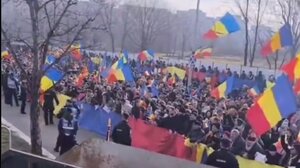 Χιλιάδες Ρουμάνοι διαδηλώνουν κατά της ακύρωσης των προεδρικών εκλογών - «Κλέψατε την ψήφο μας!»