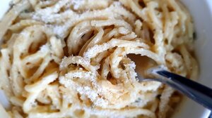 Σπαγγέτι με κρεμώδη σάλτσα και μπέικον