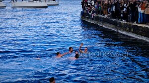 Τρεις κατάφεραν να πιάσουν τον σταυρό στο Ενετικό Λιμάνι Χανίων