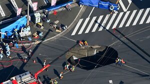 Ιαπωνία: Οδηγός είναι παγιδευμένος εδώ και 24 ώρες σε τρύπα που κατάπιε το φορτηγό του