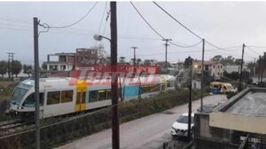 Παρολίγο τραγωδία στην Πάτρα: Τρένο συγκρούστηκε με ΙΧ - Ένας τραυματίας