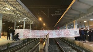 Λάρισα - Τέμπη: Οι φοιτητές Ιατρικής απέκλεισαν για 57 λεπτά τις γραμμές του τρένου
