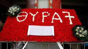 Συγκίνηση στο ετήσιο μνημόσυνο για τα θύματα της Θύρας 7
