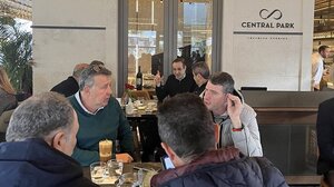 Με ποιους έπινε καφέ ο Γρηγόρης Δημητριάδης στο κέντρο του Ηρακλείου; 