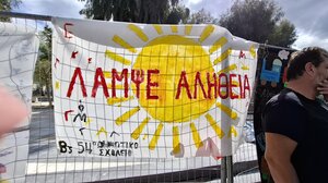 Τα παιδικά χεράκια ζωγραφίζουν για τα Τέμπη