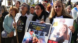 Ισραηλινός στρατός: Οι 3 Ισραηλινοί όμηροι που απελευθερώθηκαν από τη Χαμάς έφτασαν στο Ισραήλ