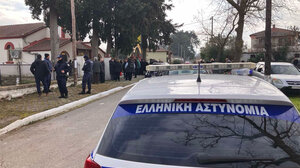 Σέρρες: Θλίψη στην κηδεία της 52χρονης που δολοφόνησε ο σύζυγός της – Φρουρούμενος ο γιος αποχαιρέτησε τη μητέρα του