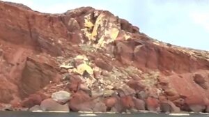 Σεισμοί στην Σαντορίνη: Κατολίσθηση στην "Κόκκινη Παραλία"