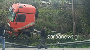 Εκτροπή νταλίκας στον ΒΟΑΚ: Αποκολλήθηκε ο τράκτορας