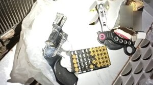 Είχε στο σπίτι περίστροφο, φυσίγγια και μαχαίρια