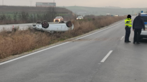 "Τούμπαρε" αυτοκίνητο έξω από τη Λάρισα 