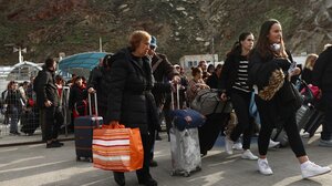 Εγκαταλείπουν μαζικά τη Σαντορίνη οι κάτοικοι - "Κοιμόμασταν έξω, φοβηθήκαμε πολύ"