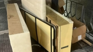 Πρόστιμο 1500 ευρώ σε πολίτη που πέταξε καναπέ σε πεζοδρόμιο