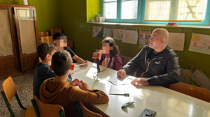 Παγκόσμια Ημέρα Ραδιοφώνου: Μικροί ραδιοφωνικοί παραγωγοί από το Ηράκλειο μαθαίνουν πως ήταν η δουλειά στα 90s!