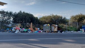 Τα σκουπίδια συσωρεύονται σε γειτονιά του Ηρακλείου