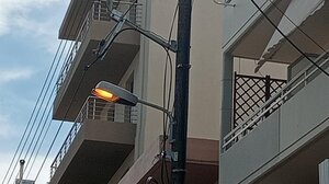 Μέρα μεσημέρι τα φώτα αναμμένα...