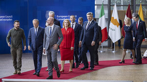 Σοκαρισμένοι και μετέωροι οι Ευρωπαίοι μετά τις κινήσεις Τραμπ για την Ουκρανία